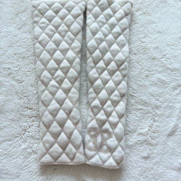 CHANEL women winter cashmere set scarf/ hat Authentic Retail 4500$ - Picture 2 of 10